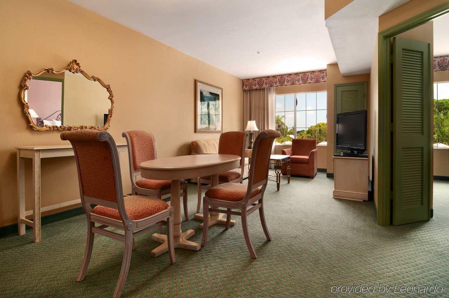 Doubletree Suites By Hilton Naples Naples Park Rum bild